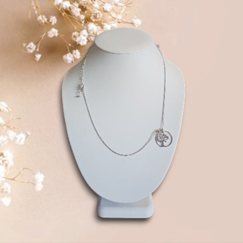 Elegant & Charming Tree of Life Circle Necklace. - Picture 3 of 6